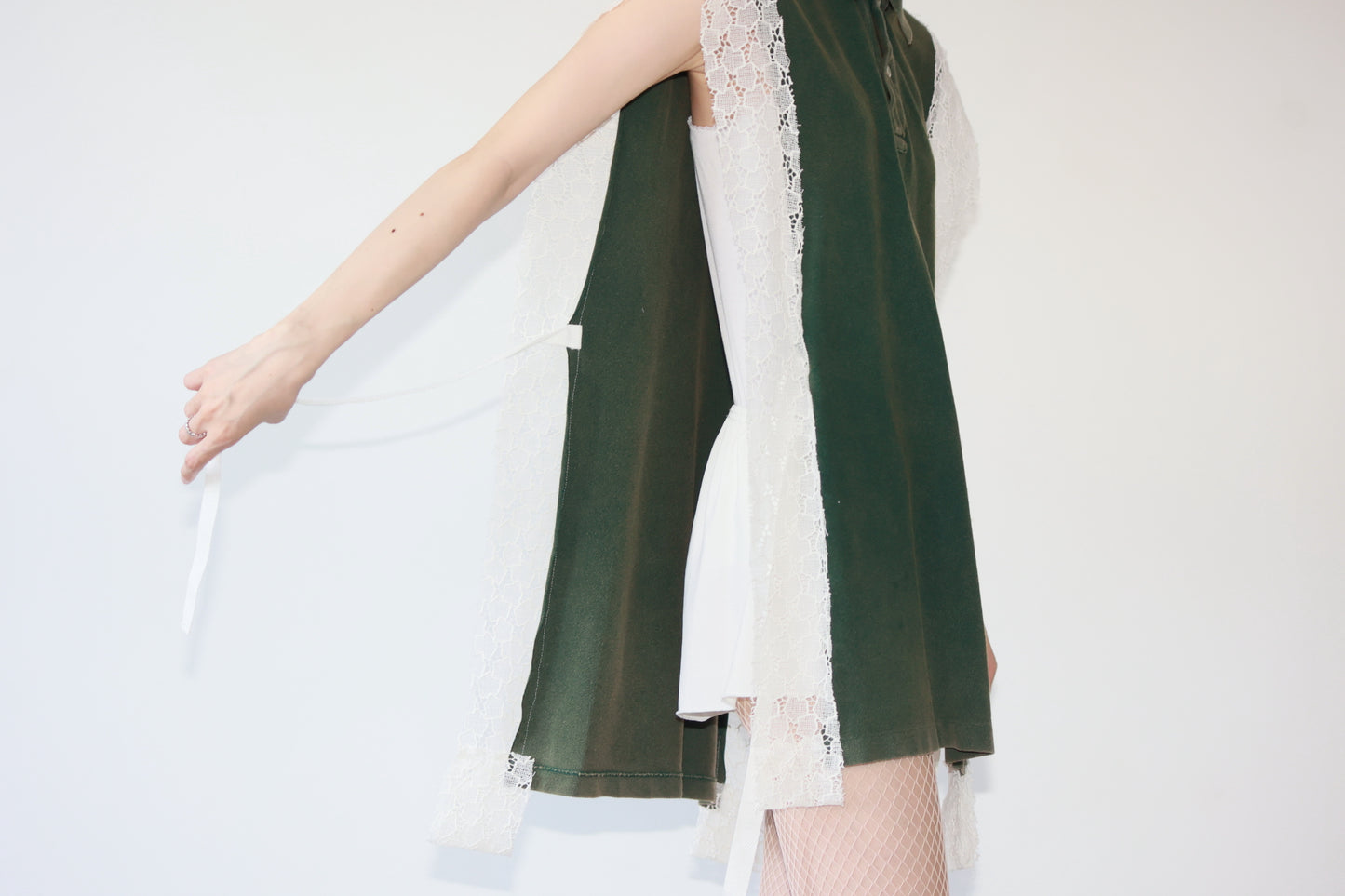 POTTOxUDW UP-CYCLED E-FLOW BLEACHED GILET, MOSS-GREEN, LACE